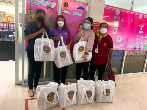 สนง.พมจ.ส่งมอบถุงยังชีพสู้ภัยโควิด-19 ให้แก่คนพิการติดเตียงที่มีรายได้น้อย