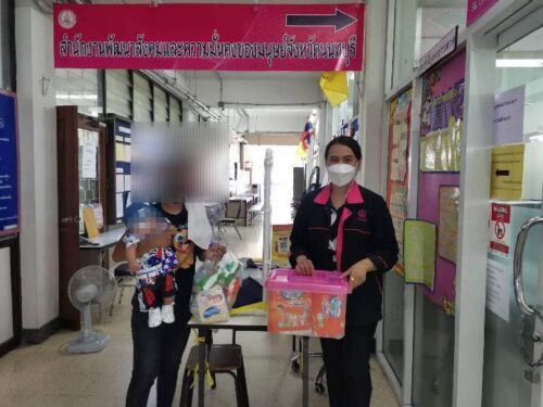 สนง.พมจ.นนทบุรีมอบกล่องอาเซียนรวมใจช่วยไทยสู้ภัยโควิด -​19