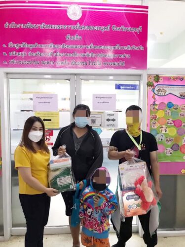 สนง.พมจ.มอบถุงยังชีพ ให้กับผู้ที่ได้รับผลกระทบจากสถานการณ์โควิด- 19