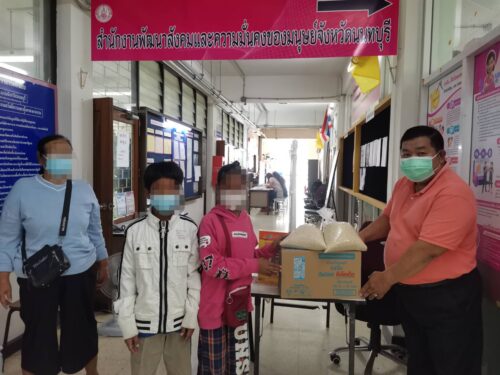 สนง.พมจ.นนทบุรี มอบถุงยังชีพให้กับผู้ประสบปัญหา ทางสังคม