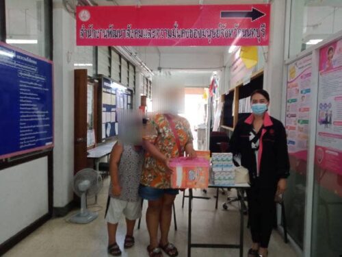 สนง.พมจ.นนทบุรี มอบเครื่องอุปโภคบริโภค ให้กับกลุ่มเปราะบาง